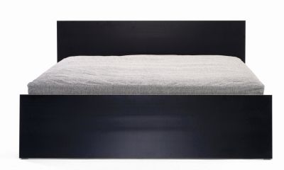 Schwarzes Stockholm Bett von Richard Lampert mit hohem Kopfteil und grauer Matratze.